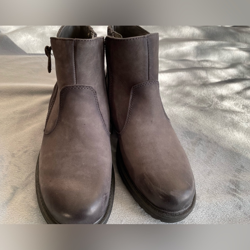 Earth Jordan, dark grey short Boots, size 6, new